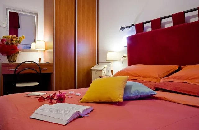 غرفة كلاسيكية رباعية بسرير مزدوج وسرير بطابقين بإطلالة على المدينة، Hotel Estate 1/2
