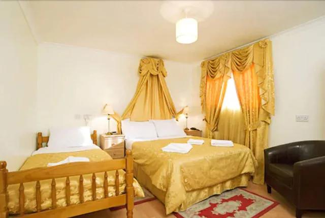 غرفة عائلية ثلاثية بسرير مزدوج وسرير فردي، Acorn Guest House 2/6