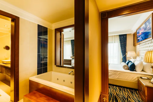 suite, Lord's Palace Hotel Spa & Casino 1/1