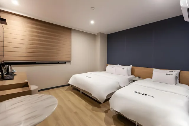 غرفة بريميير بسريرين منفصلين وسرير مزدوج وسرير فردي، No.25 Hotel Busan Seomyeon Station 1/1