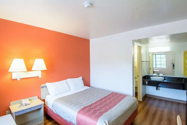 غرفة ديلوكس بسرير كوين، Motel6 Redding, CA - North 2/7