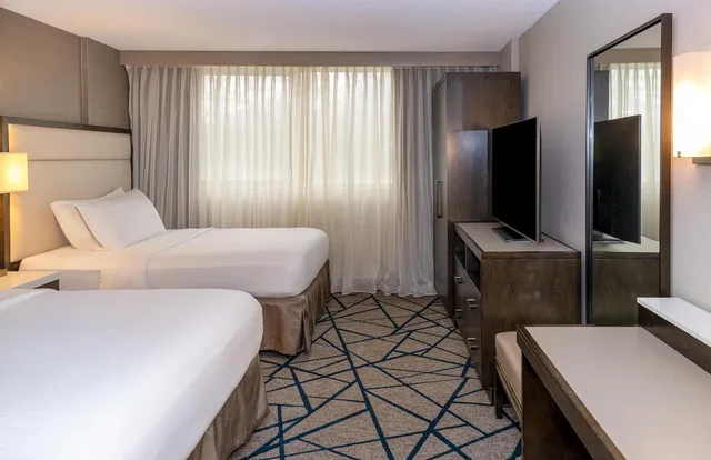 غرفة بسريرين كوين مع أريكة، Embassy Suites by Hilton Seattle Bellevue 3/7