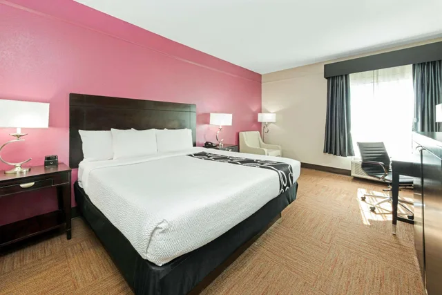 جناح بسرير كينج بحوض استحمام لذوي الإعاقة، La Quinta Inn Suites By Wyndham Winnie 1/1