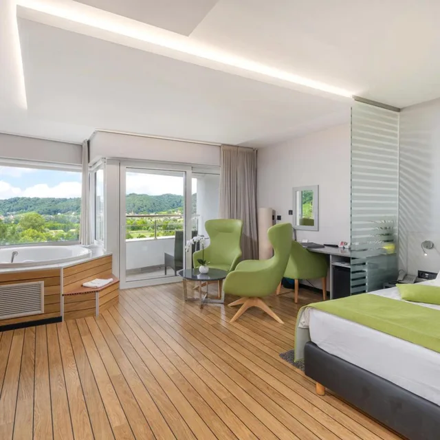 غرفة بسرير مزدوج بشرفة بجاكوزي، Wellness Hotel Villa Magdalena 7/10