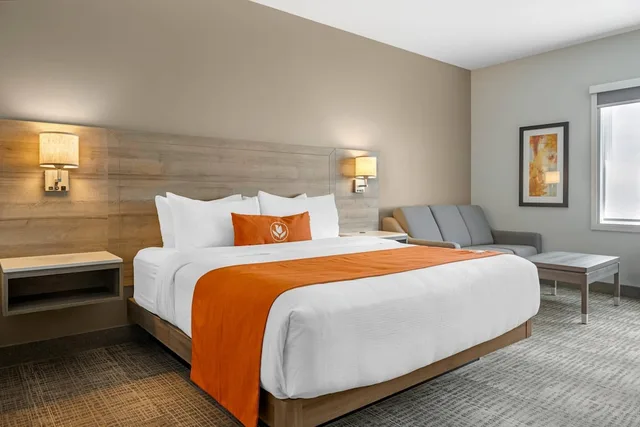 غرفة قياسية بسرير كينج مع أريكة، Amsterdam Inn & Suites Florenceville-Bristol, an Ascend Collection Hotel 3/7