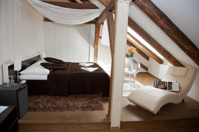 جناح، HOTEL PEREGRIN 3/7