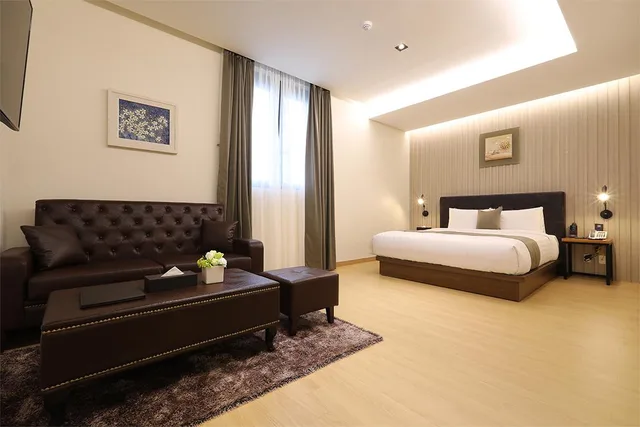 جناح جونيور، REST HOTEL 1/1