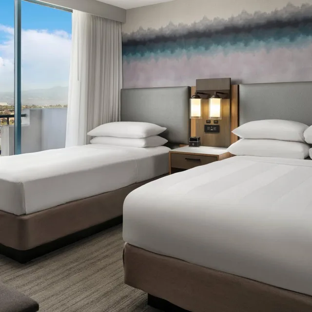 غرفة بسريرين منفصلين مع أريكة، Costa Mesa Marriott 2/6