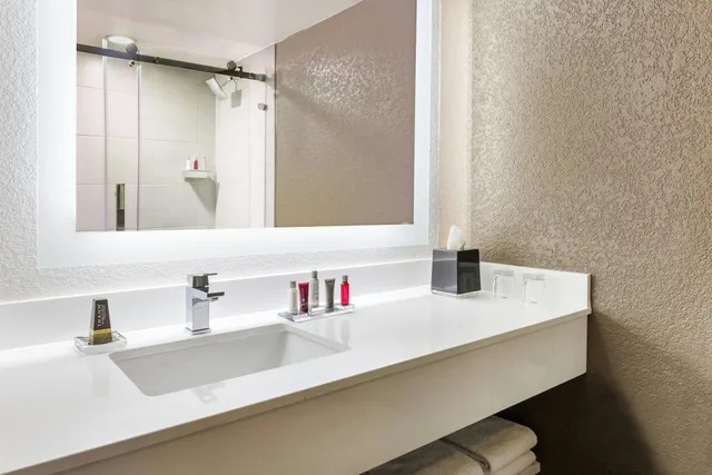 Guest Room, 2 Queen Beds, Concierge Level، Orlando Airport Marriott Lakeside 2/4