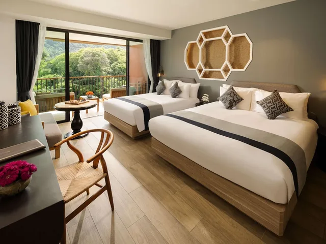 غرفة ديلوكس عائلية بسرير كينج وسرير كوين بإطلالة على الجبل بشرفة، Avista Grande Phuket Karon MGallery 2/10