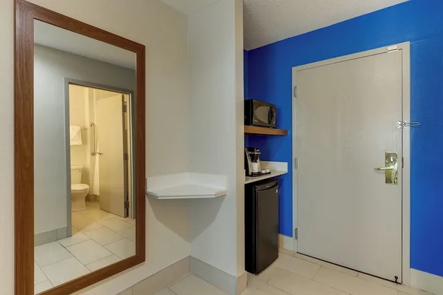 جناح بسرير كينج مع أريكة لذوي الإعاقة، Holiday Inn Express Cincinnati North - Monroe 3/4