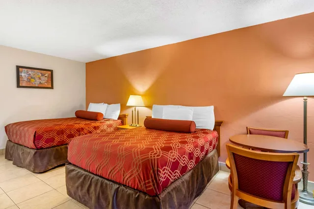 غرفة بسريرين مزدوجين، Econo Lodge Fort Myers Cape Coral 1/3