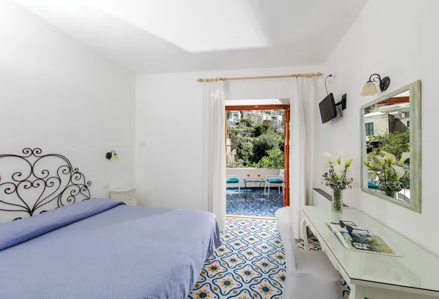 غرفة غراند بإطلالة جزئية على البحر، Hotel Vittoria Positano 1/4