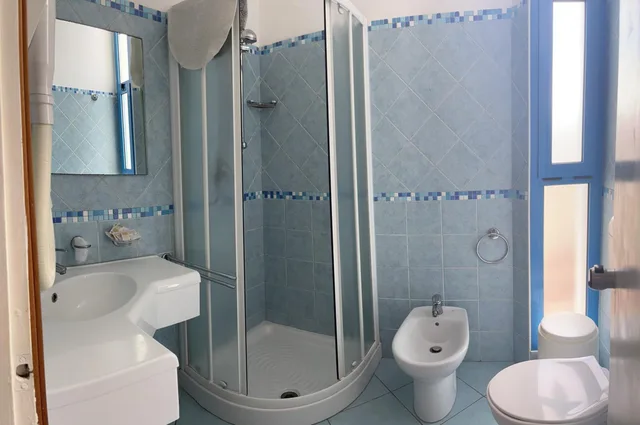 غرفة ثلاثية، Senior Hotel 6/9