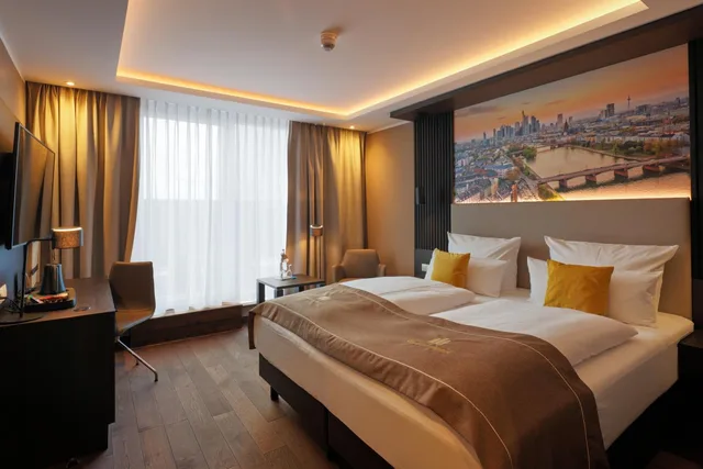 غرفة بسرير مزدوج وسريرين منفصلين، Skyline Hotel 1/2