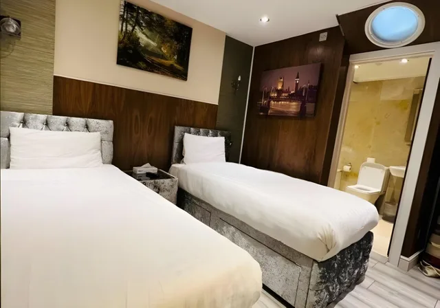 Room, Twin Beds, No Window، The Cheshire Hotel 1/1