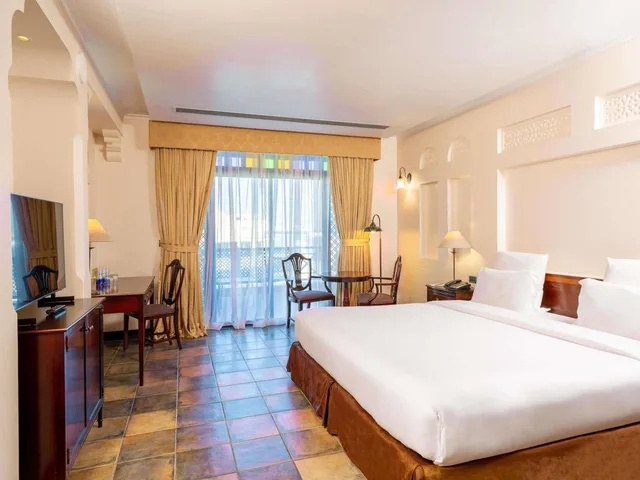 جناح بسريرين كينج بغرفتي نوم، Novotel Al Dana Resort 1/5