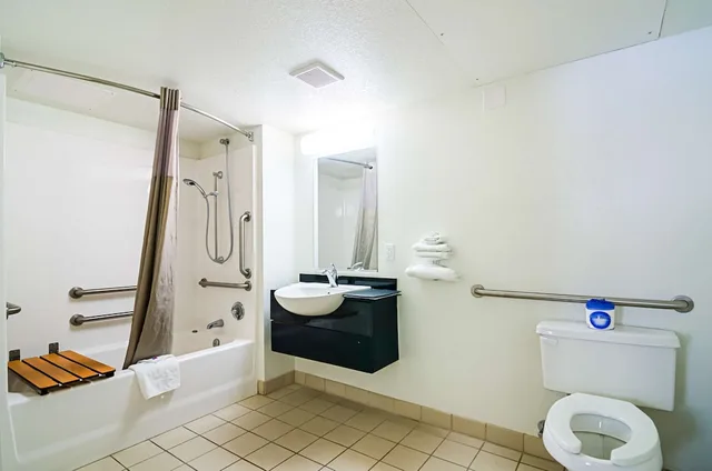 غرفة قياسية بسريرين كوين لذوي الإعاقة، Motel6 Barstow, CA 6/8