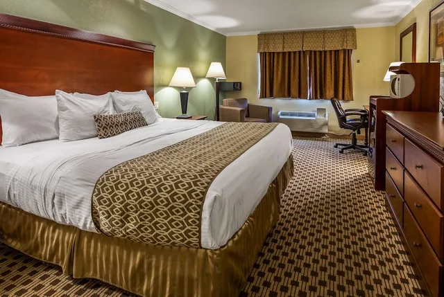 جناح فاخر بسرير كينج بغرفة نوم واحدة، Baymont By Wyndham Pompton Plains/Wayne 1/3