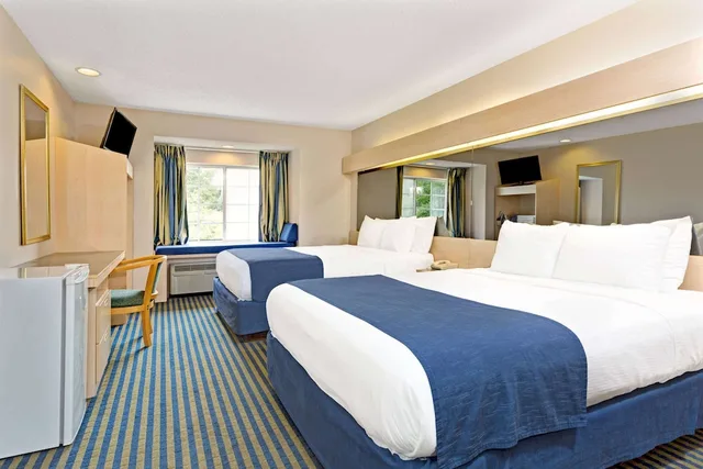 غرفة قياسية بسريرين كوين، Microtel Inn Suites By Wyndham Florence Cincinnati Airport 1/3