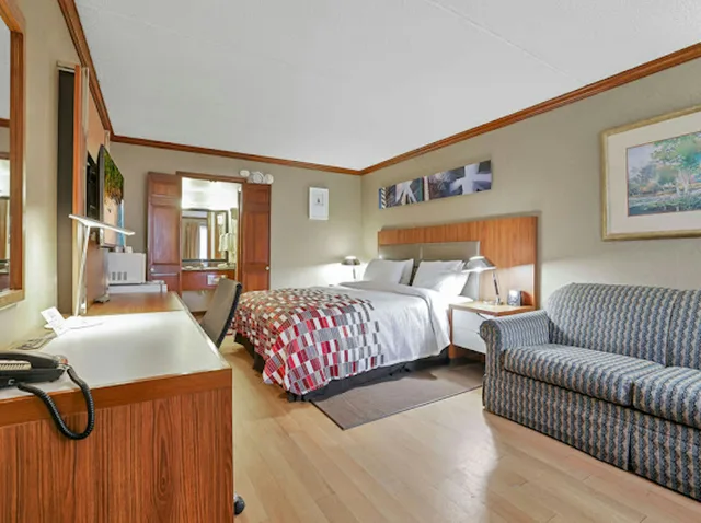 غرفة سوبيريور بسرير كينج لذوي الإعاقة، Red Roof Inn Uhrichsville 1/4