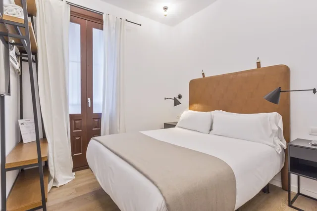 Cozy, Double Bed, UMA Suites Atocha 2/7