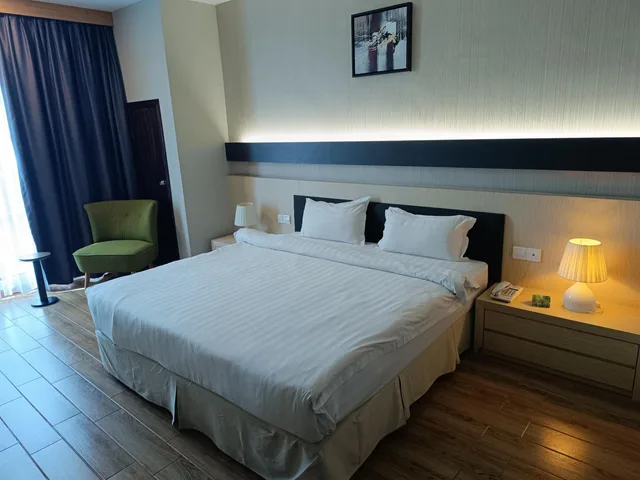غرفة ديلوكس بسرير كينج، Lintas Platinum Hotel 1/6