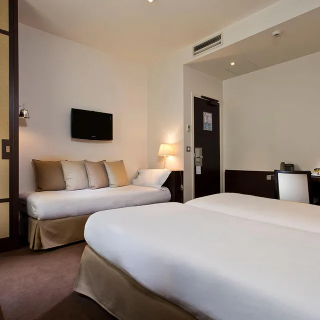 غرفة ثلاثية، Hotel Le Colisee 2/8