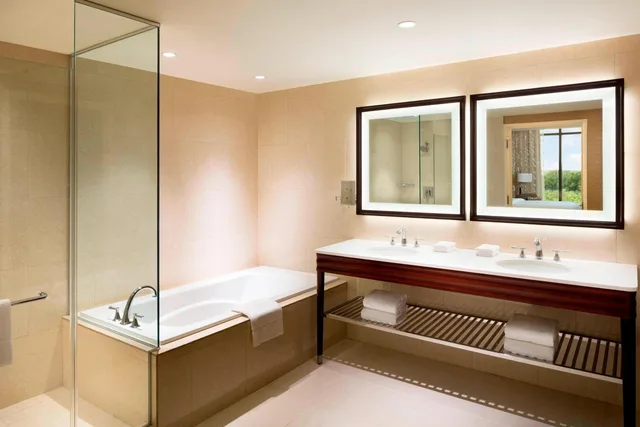 جناح ركني بسرير كينج بغرفة نوم واحدة مع أريكة، Sheraton Austin Georgetown Hotel Conference Center 1/1