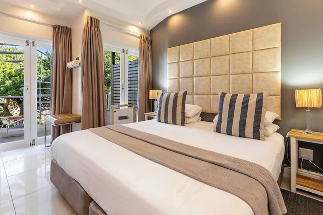 Beach, Club, Studio, King Bed, with Pool، Camps Bay Village 2/10