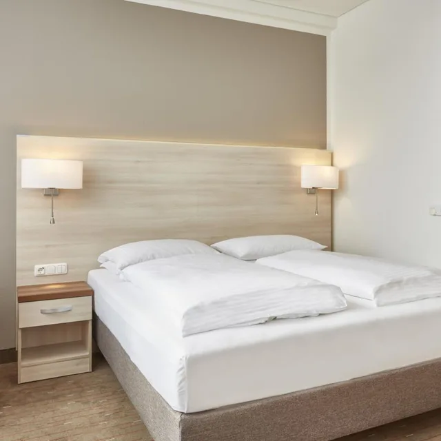 جناح جونيور، H+ Hotel Berlin Mitte 2/9