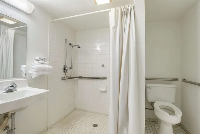 جناح بسرير كوين لذوي الإعاقة، Motel6 Rochester, MN 8/9
