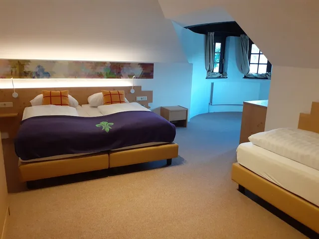 جناح عائلي بسريرين منفصلين بغرفتي نوم مع أريكة، Family Hotel Schloss Rosenegg 1/5
