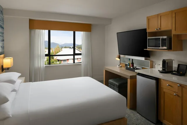 غرفة بسرير كوين بمطبخ صغير، Delta Whistler Village Suites 1/8