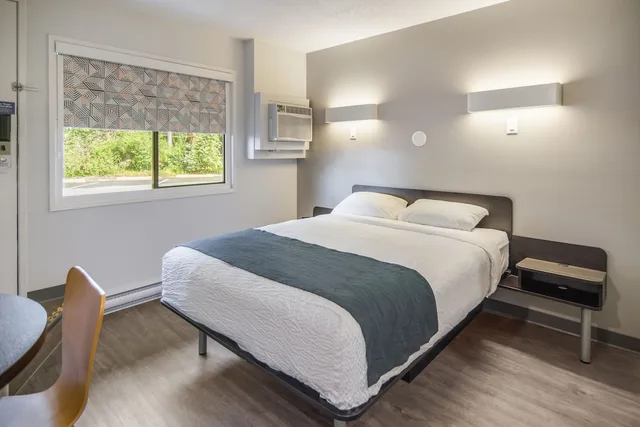 غرفة قياسية بسرير كينج بمطبخ صغير، Motel6 Saanichton, BC - Victoria Airport 8/10