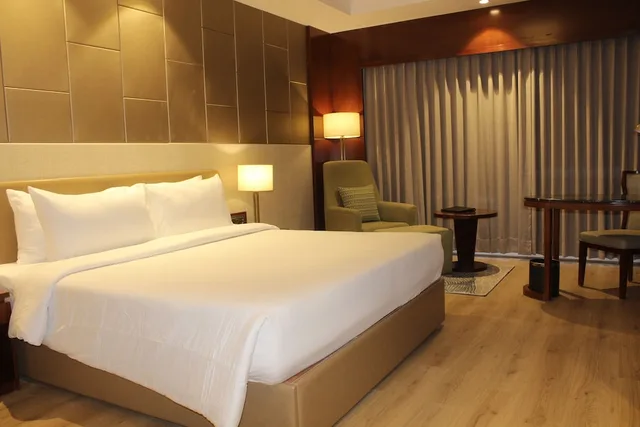 Executive, King Bed, Temple View، Lemon Tree Premier, Dwarka 1/5