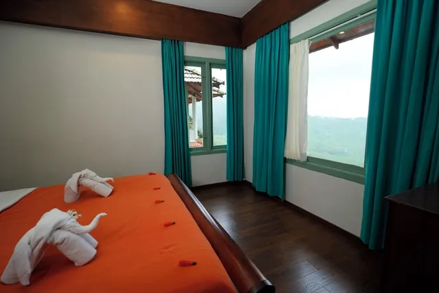 Deluxe, Suite, 3 King Beds, Valley View، Blackberry Hills Munnar - Nature Resort & Spa 5/9