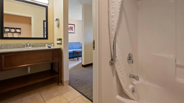 جناح كبير بسرير كينج بإطلالة على النهر، Best Western Port Huron Blue Water Bridge 4/5