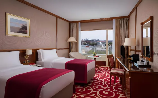 غرفة سوبيريور بسريرين منفصلين وسرير كينج بشرفة، Grand Hotel Bucharest 1/2