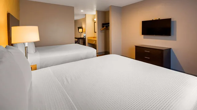 جناح بسريرين كوين مع أريكة بمنطقة جلوس، SureStay Plus Hotel by Best Western Hammond 2/3