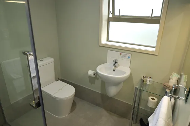 Compact, Studio, Queen Bed، Tower Junction Motor Lodge 5/7