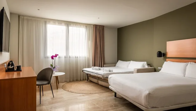 غرفة رباعية بسرير مزدوج مع أريكة، Sb Express Tarragona Hotel 5/10