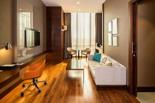 جناح ركني بسرير كينج مع أريكة مع دخول الصالة، Sheraton Grand Istanbul Atasehir 4/7