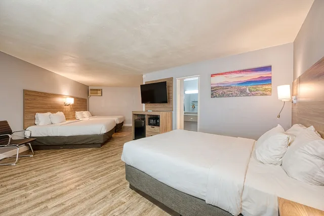 Family, 3 Queen Beds, Vagabond Inn San Luis Obispo 1/6
