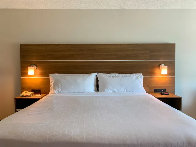 غرفة بسرير كينج لذوي الإعاقة، Holiday Inn Express & Suites Lexington Dtwn Area-Keenland 2/3
