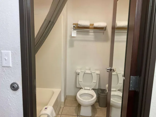 1 King Bed - Accessible, Non-Smoking, Micfridge، Motel6 Hannibal, MO 4/5