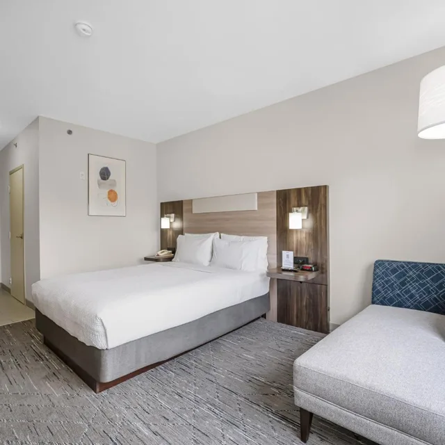 غرفة قياسية بسرير كينج وسرير كوين، Holiday Inn Express Hotel Suites Edmonton South 3/9