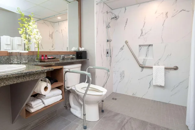 Suite, Accessible, Best Western Premier Chateau Granville Hotel and Suites and Conf. Centre 4/4