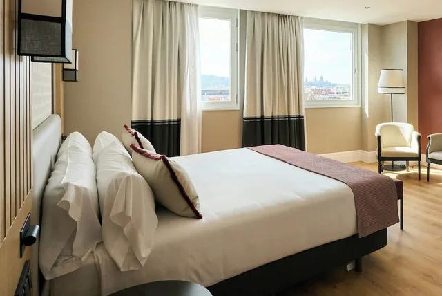 Deluxe, Single, 2 Double Beds, Hotel Catalonia Ramblas 2/3