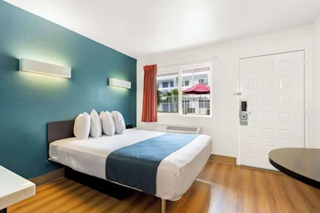 غرفة قياسية بسرير كوين، Studio6 Suites Carpinteria, CA - Santa Barbara - South 1/4